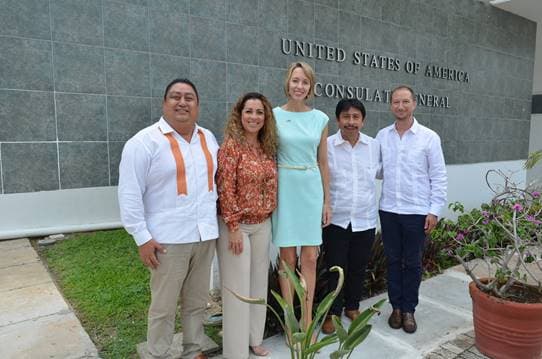 Víctor Mas y líder hotelero son recibidos por cónsul de E.U.A.