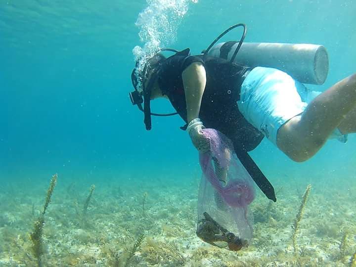 Limpian alrededores de velero encallado en Cozumel