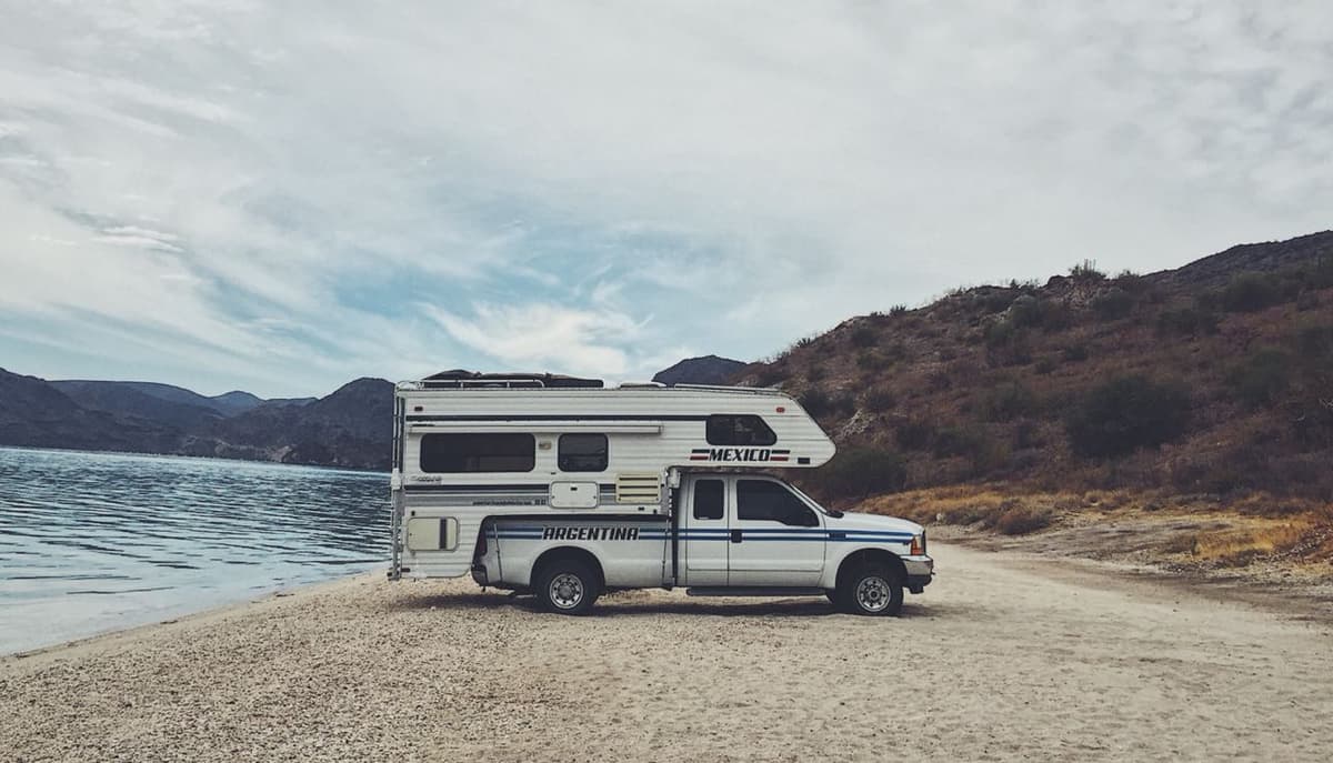 Tres primos hermanos recorren toda América en una “Truck Camper”