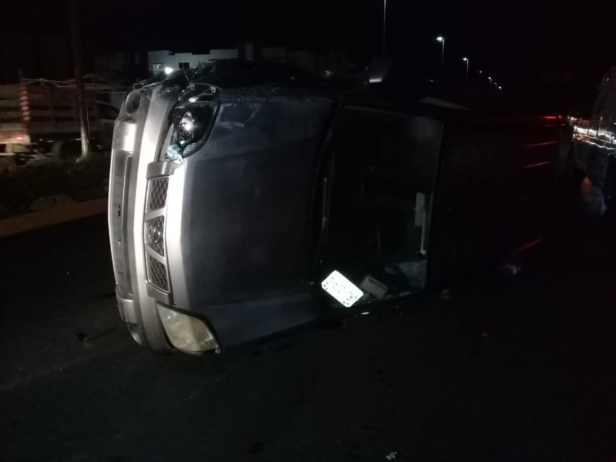 Vuelca camioneta tras estrellarse contra taxi en Playa