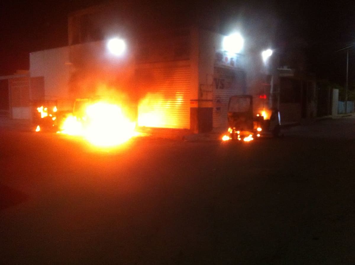 Incendian mototaxis en Puerto Aventuras