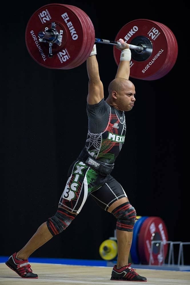 Pesista acusa a federación de halterofilia de discriminarlo