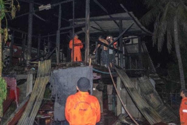 Deja cargando su celular y al regresar encuentra su casa calcinada