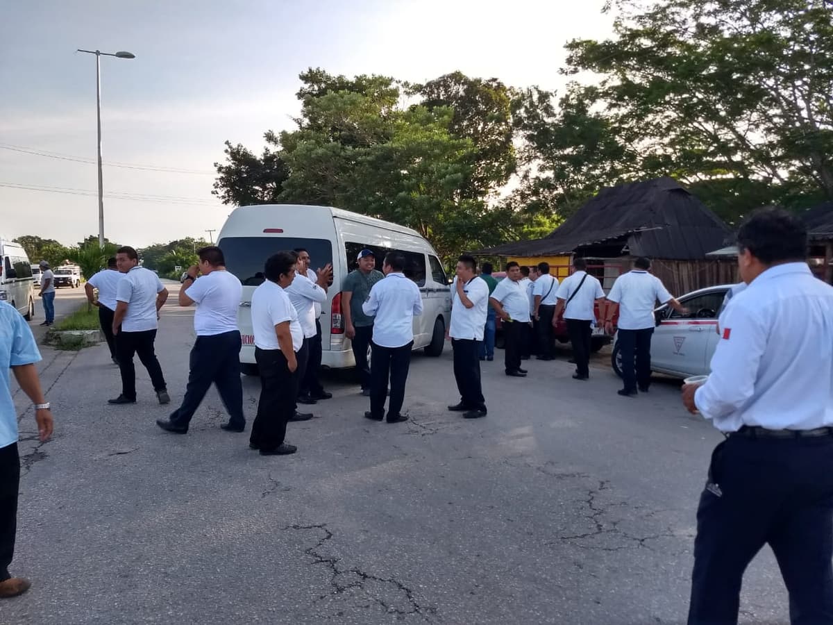Conflicto entre taxistas de Tulum y Carrillo Puerto genera bloqueos carreteros