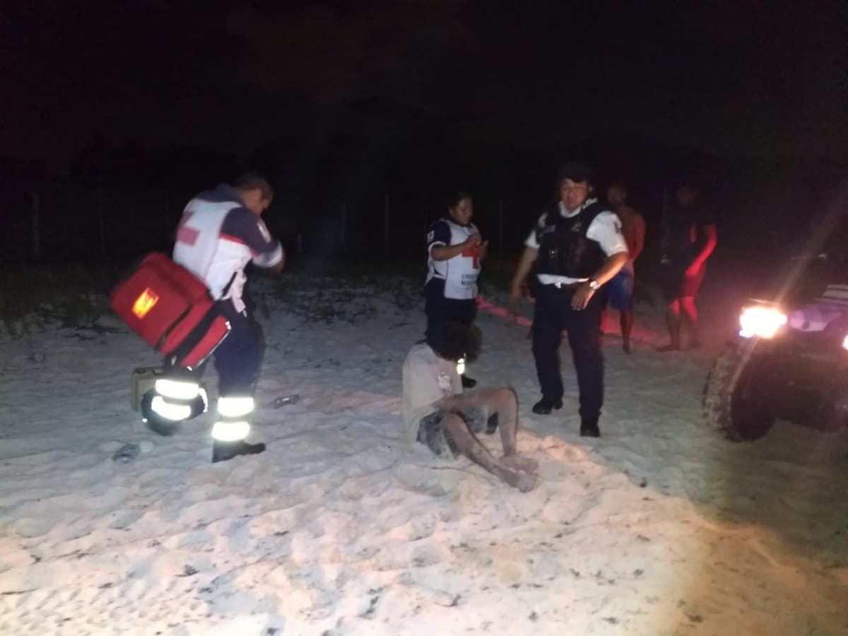 Rescatan a borracho de las olas, en Playa del Carmen