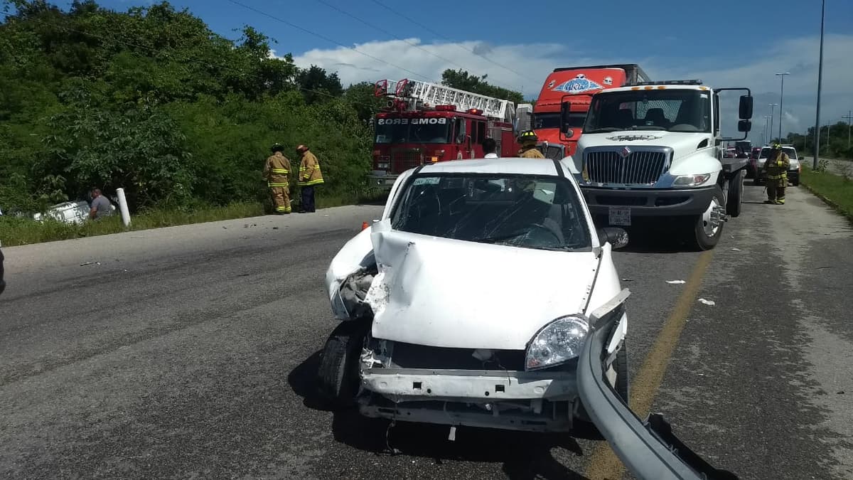 Automóvil lanza a taxista a la maleza en choque en Puerto Aventuras