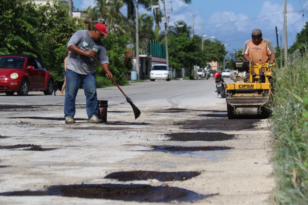 En el su primer día de gobierno; Pedro Joaquín inicia con la pavimentación de "Las Fincas"