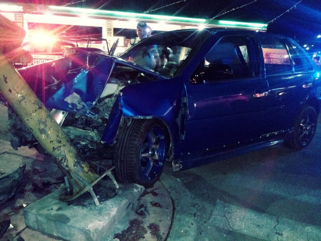 Conductor de Chetumal se “vuelve loco” y derriba semáforo