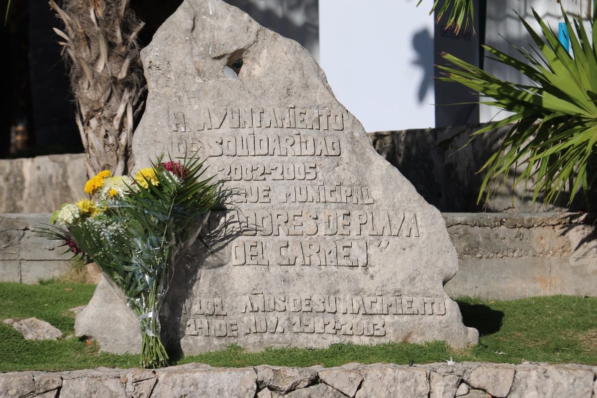 Laura Beristain coloca escueta y triste ofrenda por aniversario de Playa del Carmen