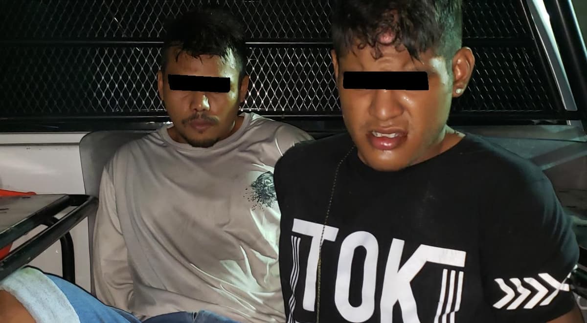 Asaltan gasolinera y terminan en volcadura