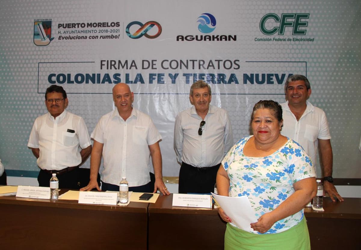 Laura Fernández entrega contratos de compraventa a habitantes de Puerto Morelos
