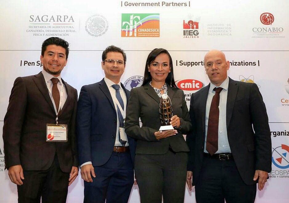 Recibe Laura Fernández premio de excelencia