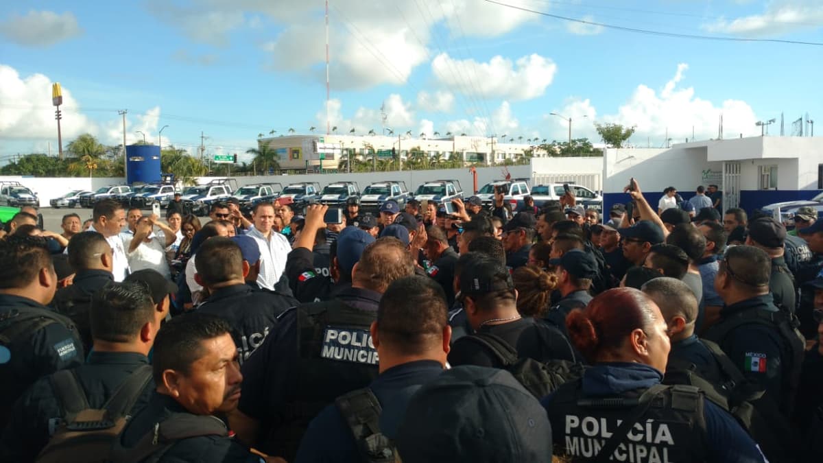 Rebelión de policías en Cancún ante depuración de malos elementos