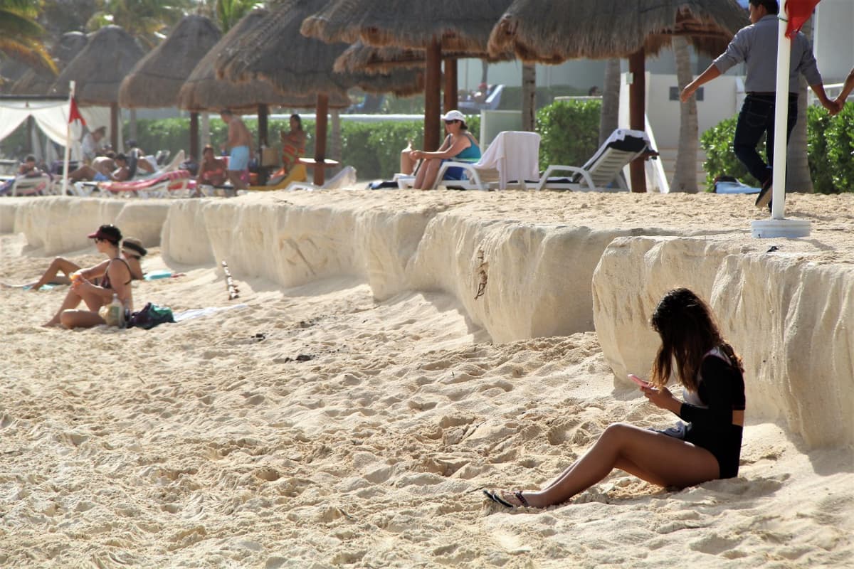 Surgen escalones en playas de Cancún