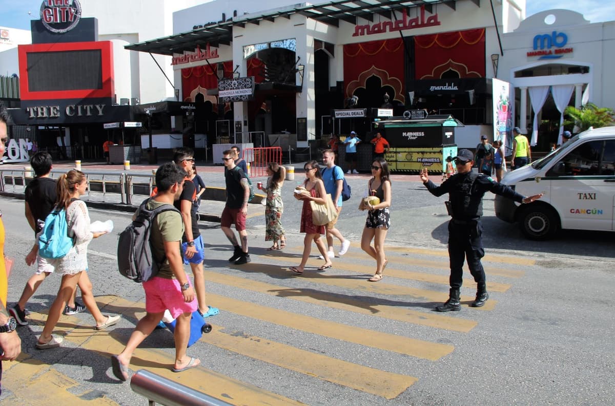 Policías con las “manos llenas” en Punta Cancún
