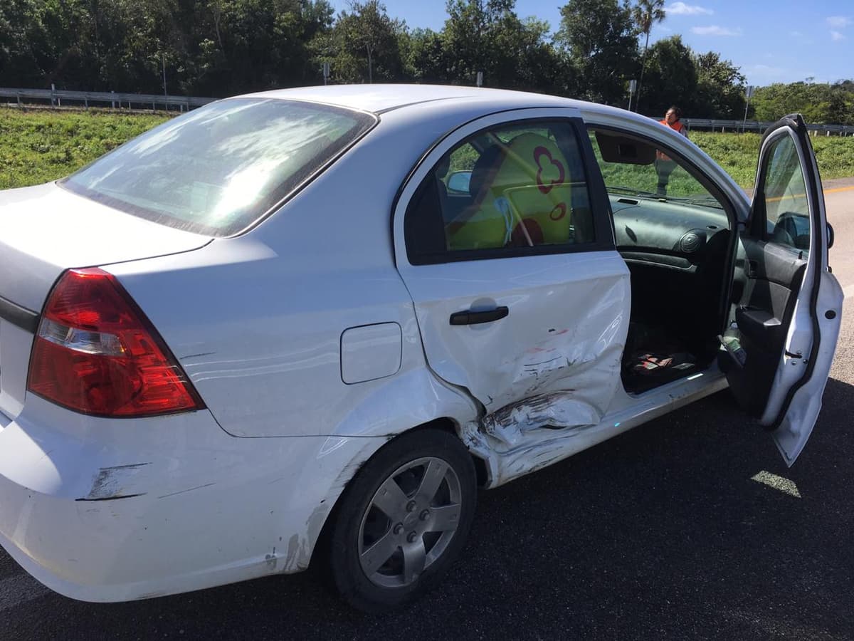 Choca vehículo del DIF de Teotihuacán en Carrillo Puerto