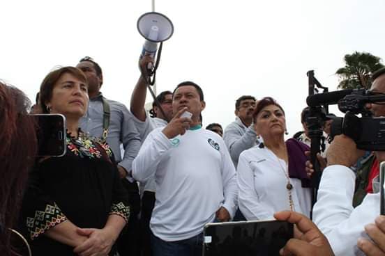 Marchan taxistas y Beristain los deja colgados