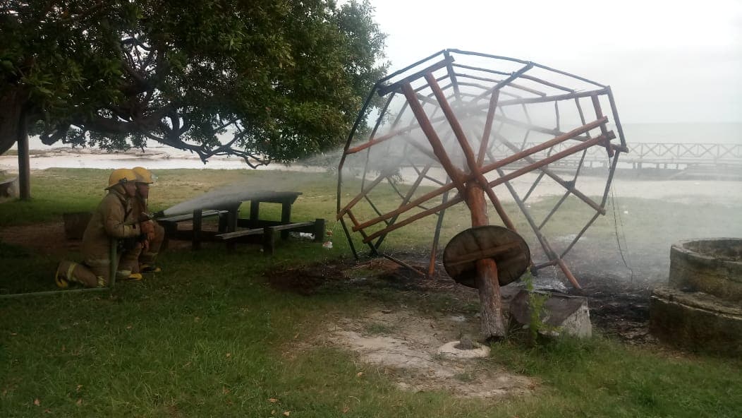 Pirómanos queman palapa en bulevar Bahía