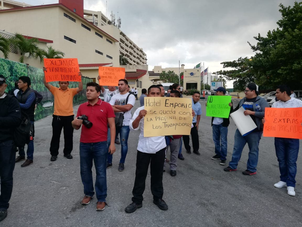 Protesta CROC afuera de hotel de Cancún