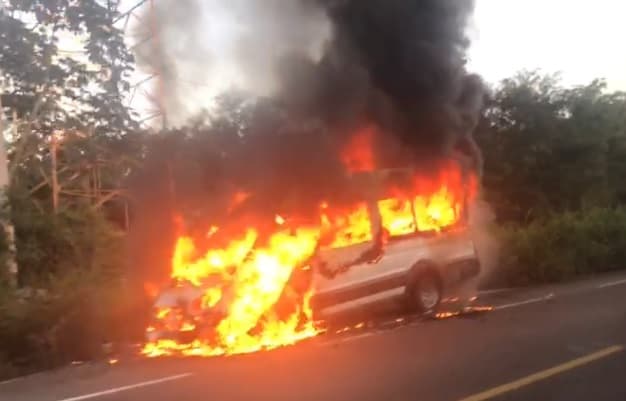 Se incendia van rumbo a Carrilllo Puerto