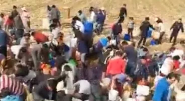 Video: Pobladores del Estado de México "ordeñan" un ducto de Pemex