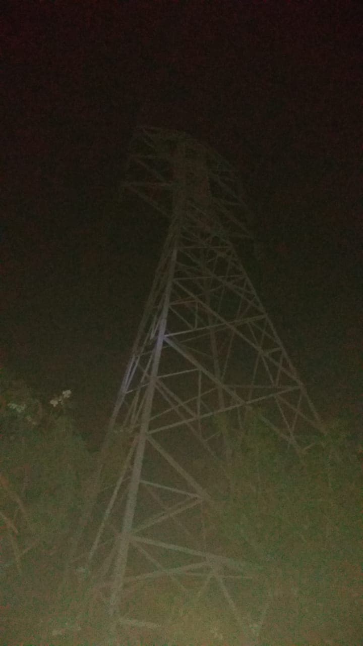 Hombre sube a torres de alta tensión y muere electrocutado