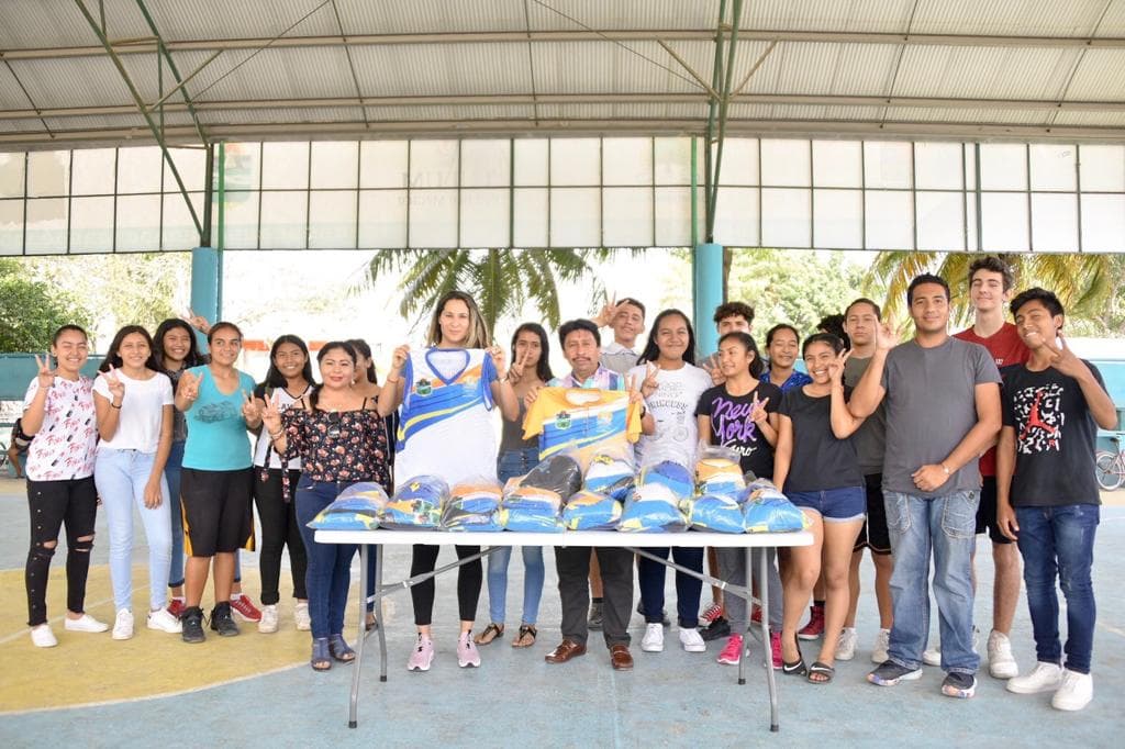 Víctor Mas entrega uniformes a tulumnenses que participarán en Olimpiada Nacional