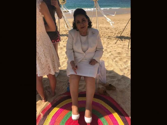 Carmen Salinas compra zapatos y le dan par de izquierdos