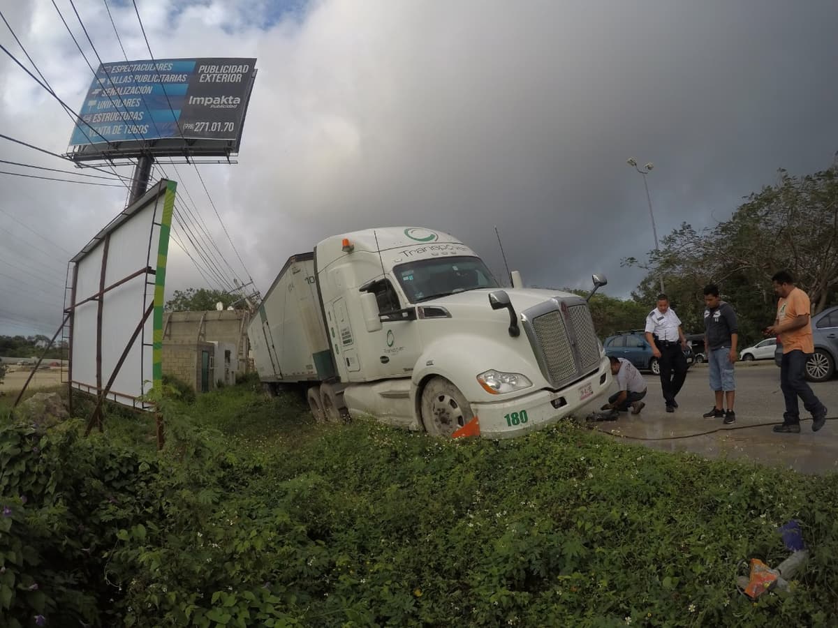 Galería: Se descarrilla tráiler en la entrada de Playa