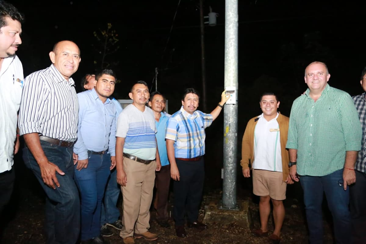 Rehabilita gobierno de Tulum alumbrado público de la entrada a Coba