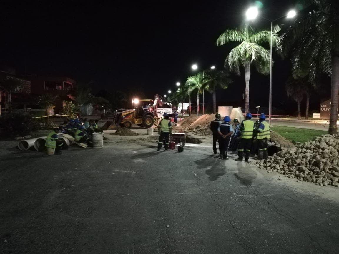 Personal de Aguakan labora hasta noche en socavón de Playa del Carmen
