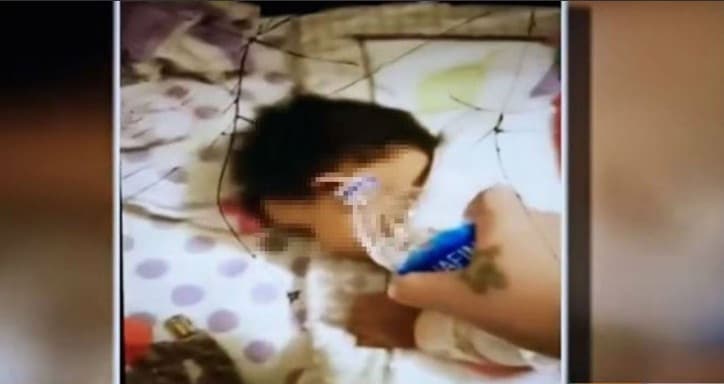 Video: Mujer despierta a su bebé de seis meses con chorros de agua