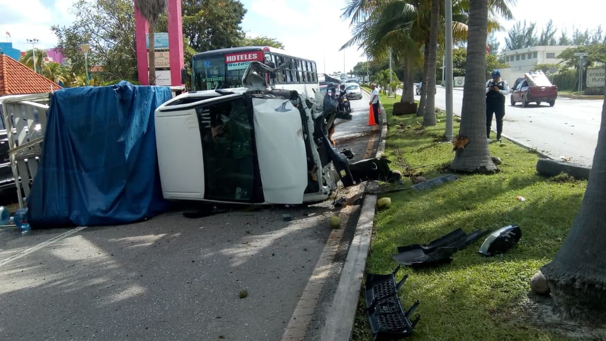 Vuelca camioneta en Zona Hotelera de Cancún