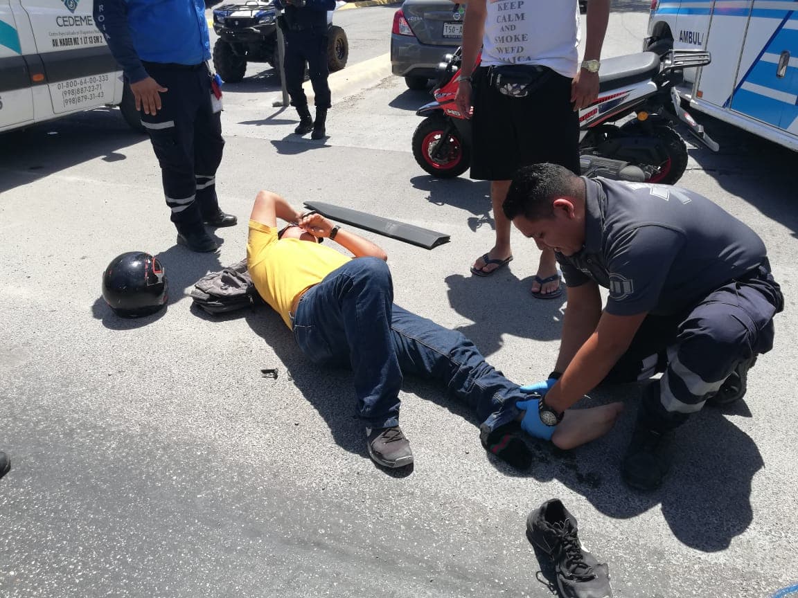 Choca motociclista y sale disparado por los aires en Playa del Carmen