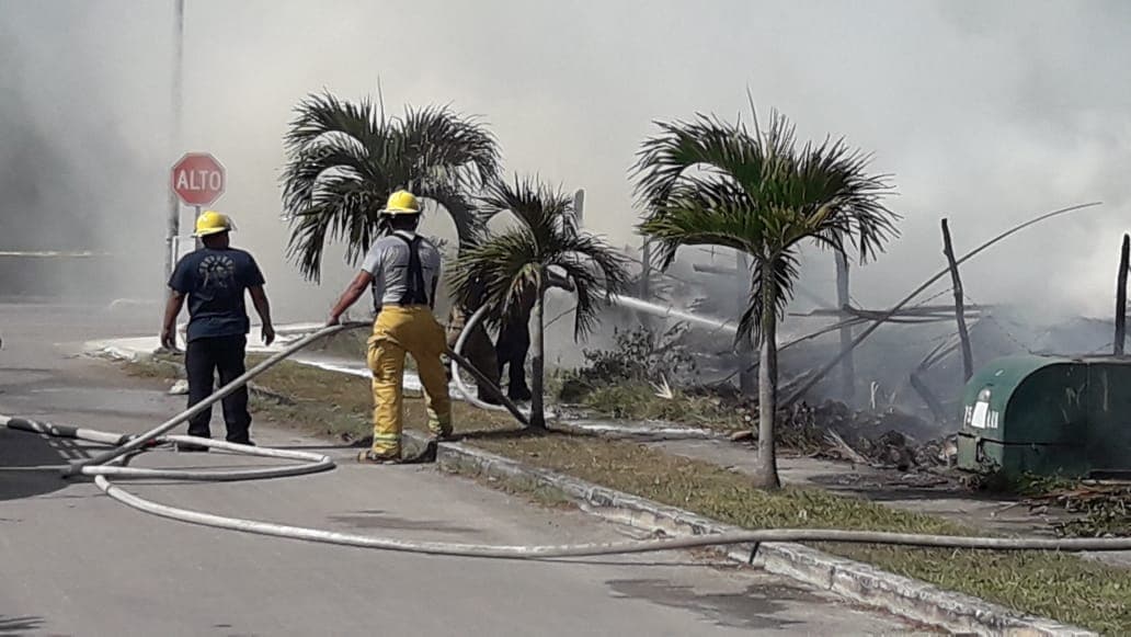 Bomberos de Cozumel violan protocolos de seguridad al apagar incendio