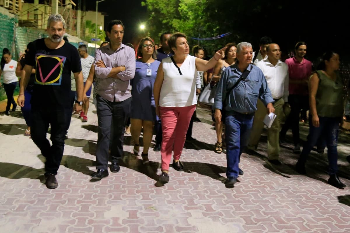 Laura Beristain inaugura pavimentación en calle Flamingo