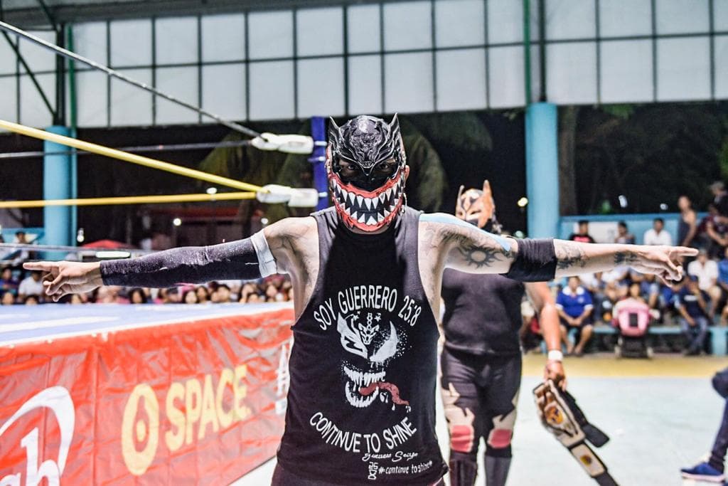 Función de lucha libre gratuita, un éxito en el parque “Dos Aguas” de Tulum