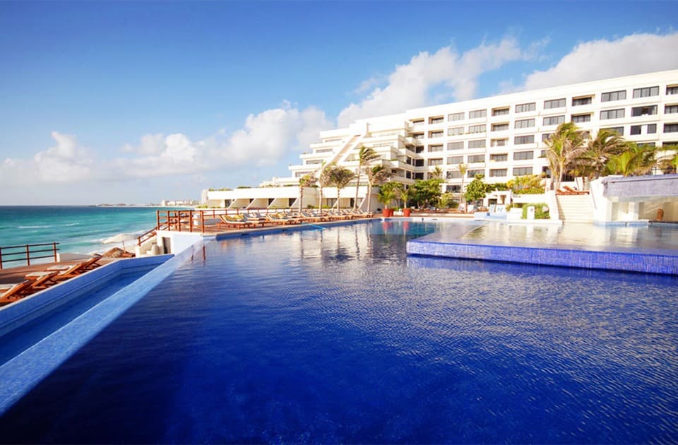 Cede Oasis dos hoteles a AMResorts