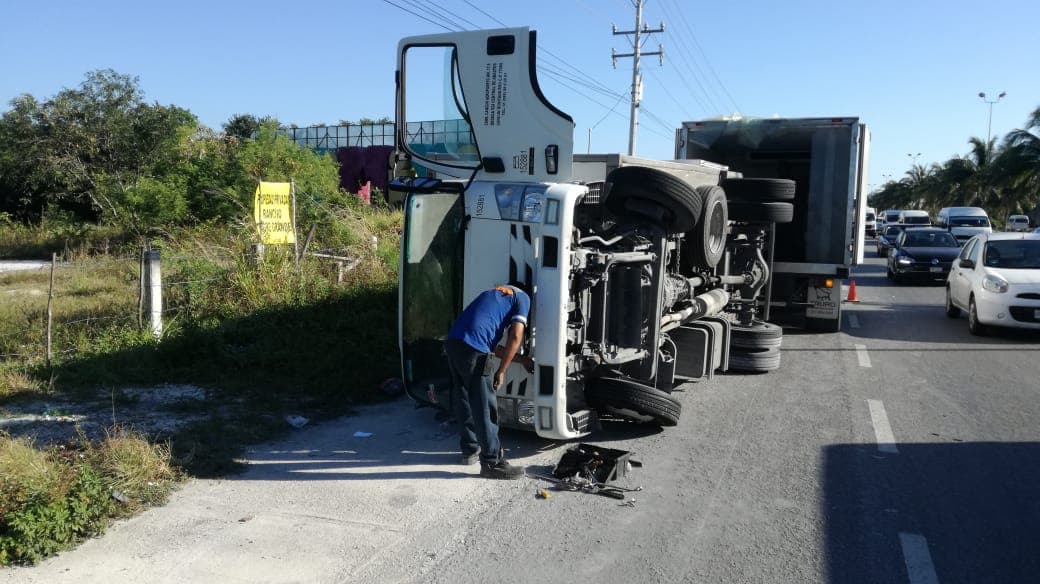 Choca van y camioneta en carretera Cancún-Playa