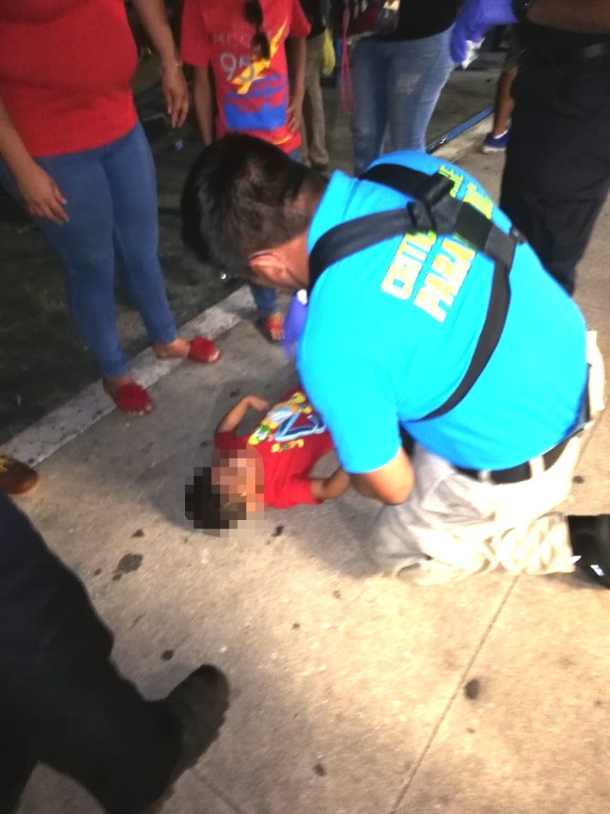 Cae niño de gradas durante carnaval de Chetumal