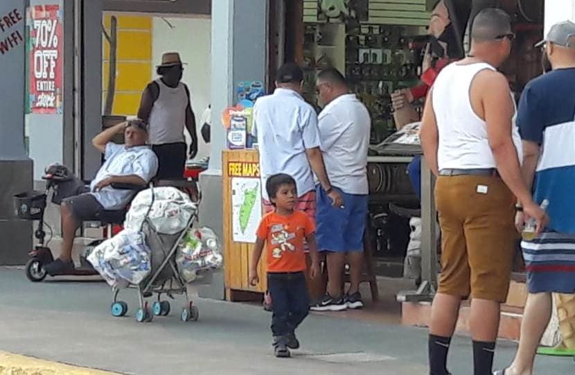 Niño de 5 años trabaja recogiendo latas para ayudar a su madre