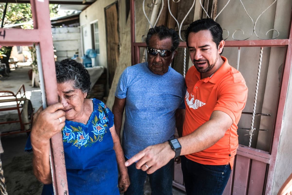 Chanito Toledo recorre calles de la colonia Colosio, por segundo día consecutivo