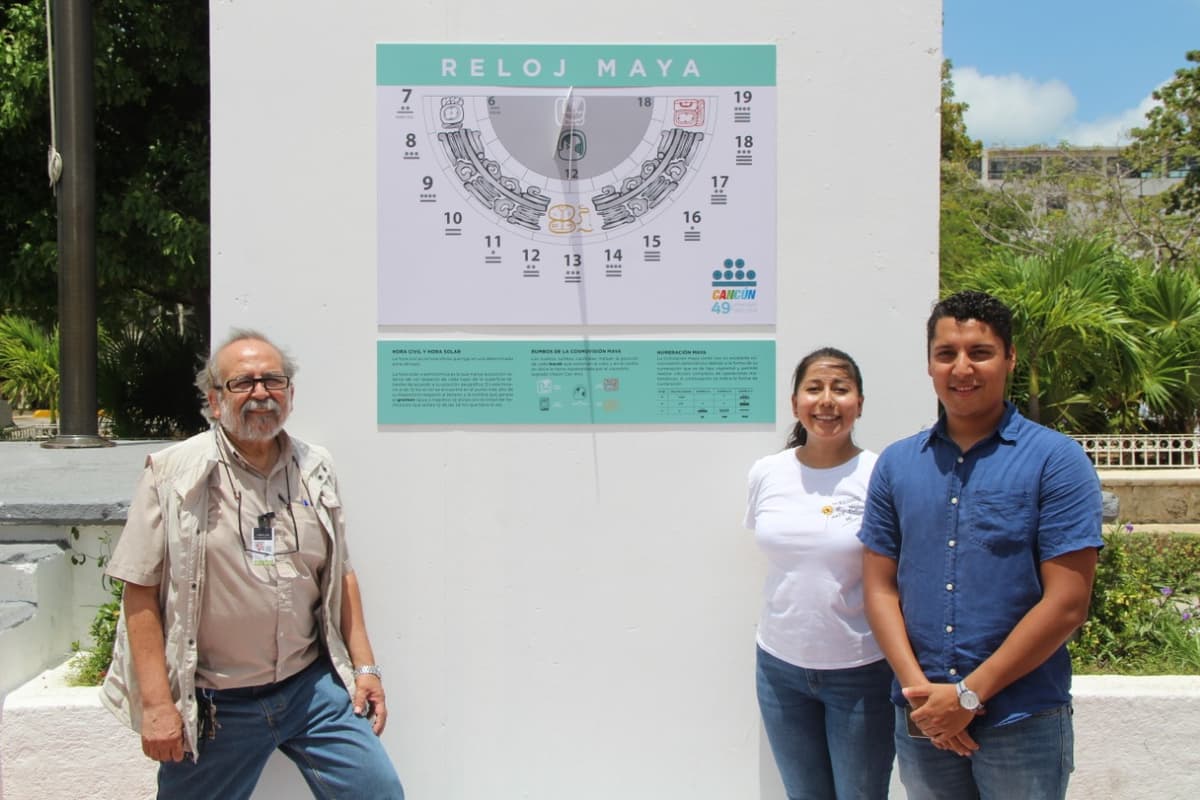 Reloj solar maya adorna la Plaza de la Reforma de Cancún