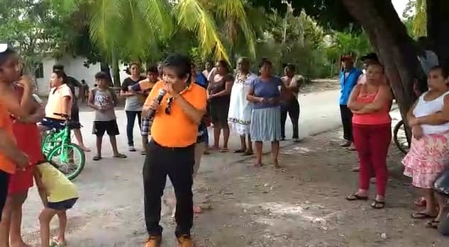 Borrachos se burlan de candidato por ser ciego