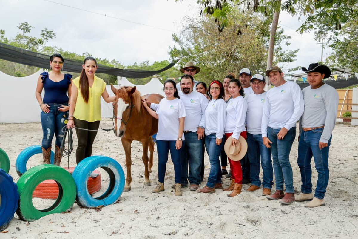 Capacitan al personal del Centro de Equinoterapia en Tulum