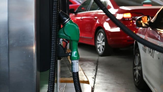 Gobierno plantea crear estaciones de servicio especiales para vender gasolina