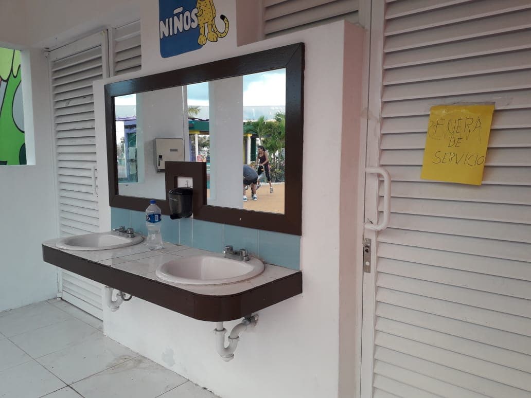 Parque en Cozumel pone en riesgo salud de niños al contar con baños descompuestos