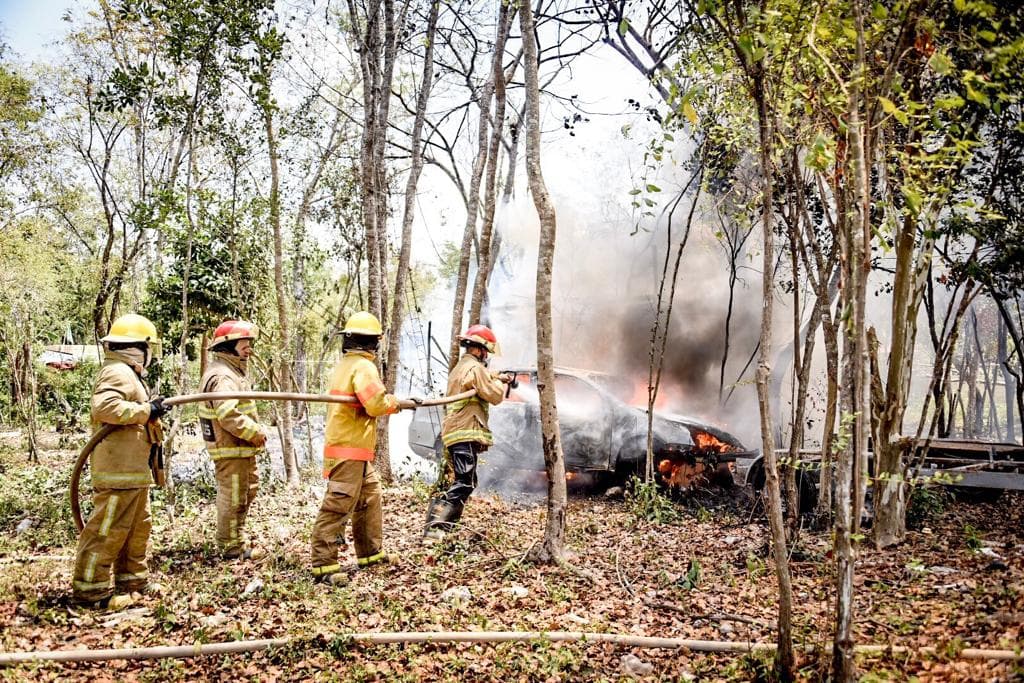 Bomberos de Tulum evitan incendio en zona de invasión