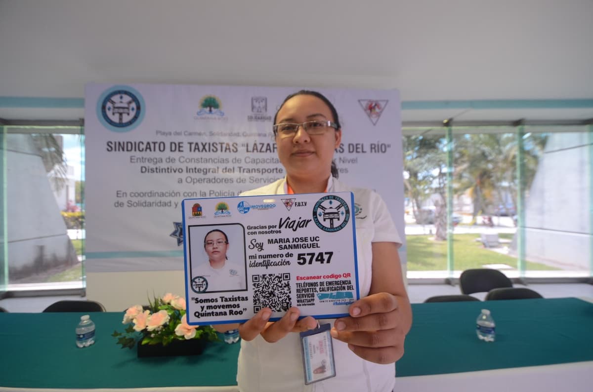 Taxistas se alinean y presentan tarjetón de identificación