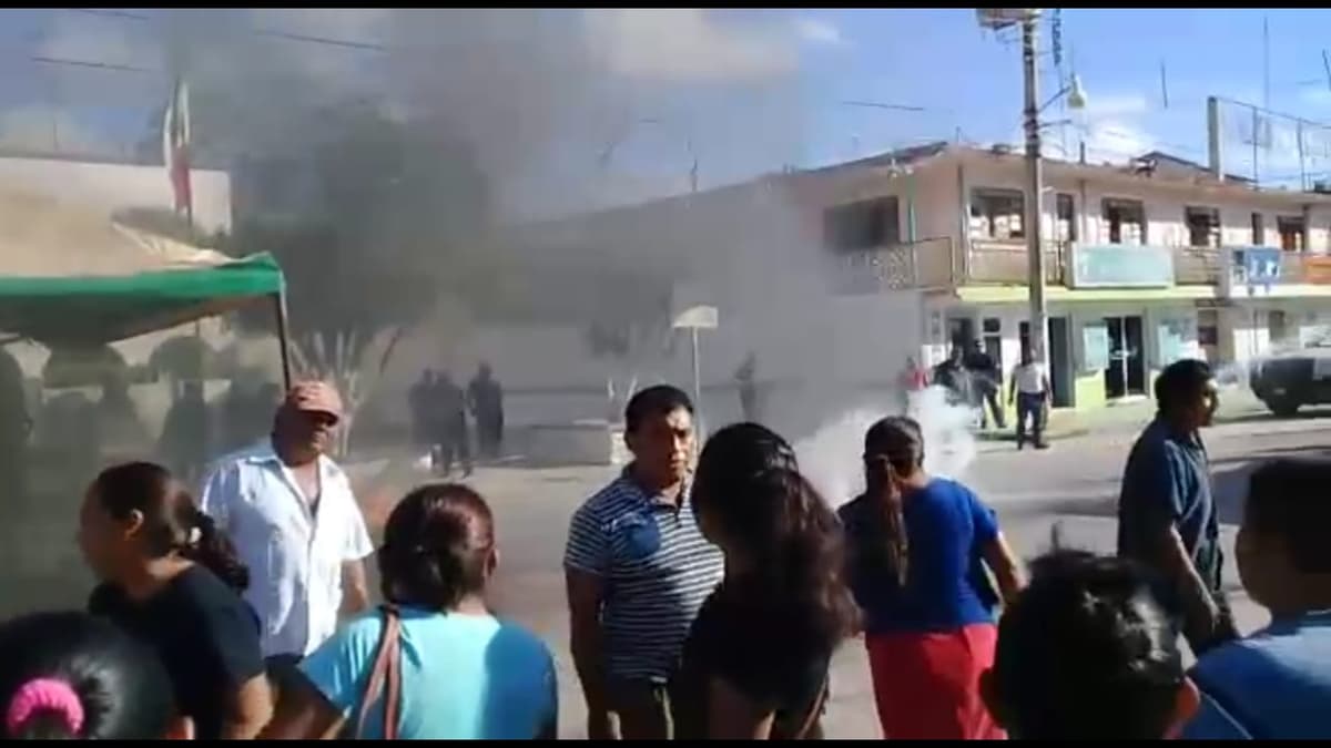 Trabajadores mayas, cansados de no recibir su indeminización, queman llantas